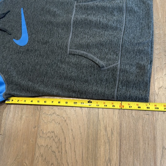 EUC Women’s Nike XL Therma-Fit Swoosh Graphic Hoodie - Picture 5 of 6